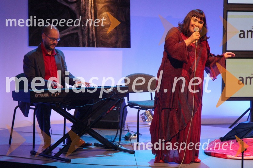 Mia Žnidarič, pevka in njen mož Steve Klink, glasbenikSanje so večne, modni performans