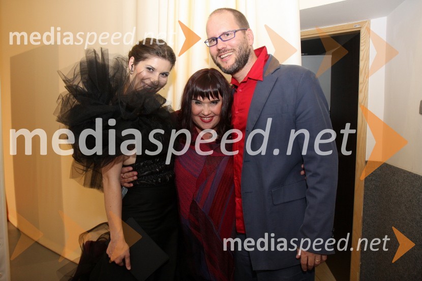 Natalija Bratkovič, voditeljica na RTS in povezovalka prireditve, Mia Žnidaršič, pevka in njen mož Steve Klink, glasbenikSanje so večne, modni performans