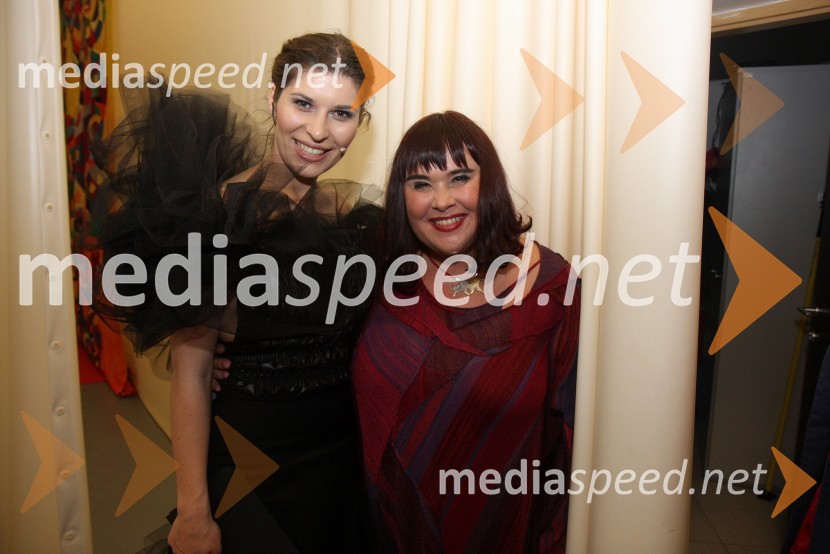 Natalija Bratkovič, voditeljica na RTS in povezovalka prireditve in Mia Žnidaršič, pevkaSanje so večne, modni performans