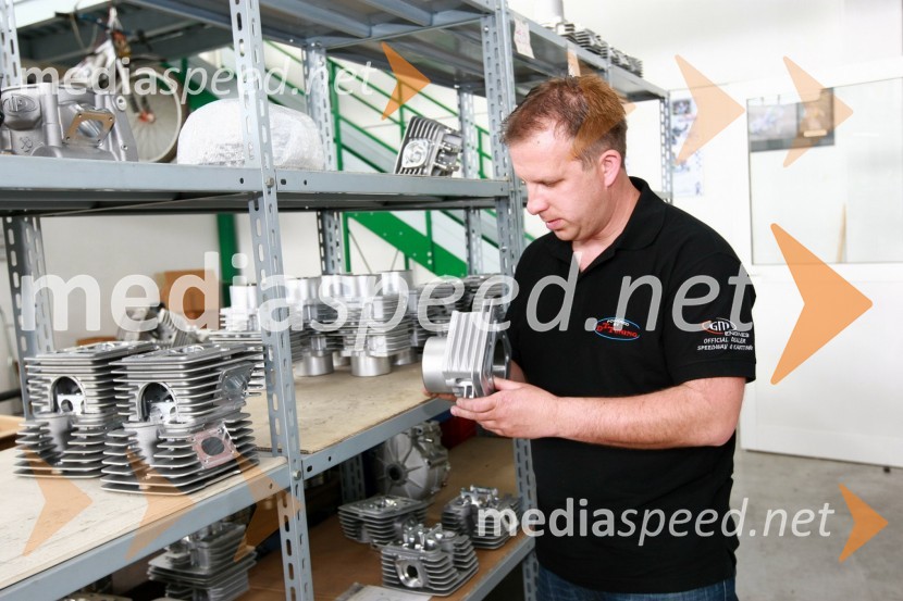 Tovarna za speedway in karting motorjeObisk tovarne za speedway in karting motorje GM