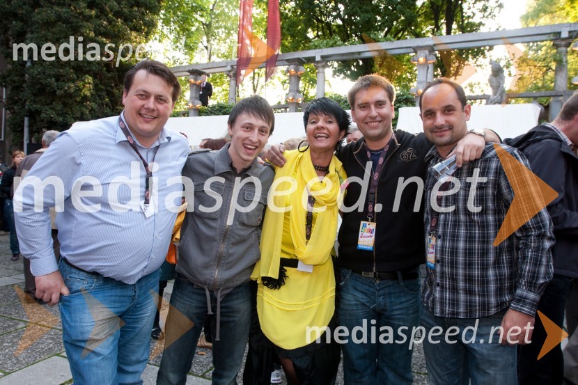 Branko Novak, Boštjan Lašič, glasbenika ALfija Nipiča, Silva Vrbnjak, moderatorka na Radio Maxi, Aleš Kolmanič in Zlatko Sobočan, glasbenika Alfija NipičaNa zdravje, finalna oddaja