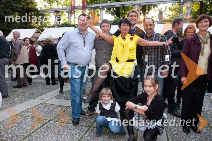 Branko Novak, Boštjan Lašič, glasbenika ALfija Nipiča, Silva Vrbnjak, moderatorka na Radio Maxi, vnuka Maj in Tia, Aleš Kolmanič in Zlatko Sobočan, glasbenika Alfija NipičaNa zdravje, finalna oddaja