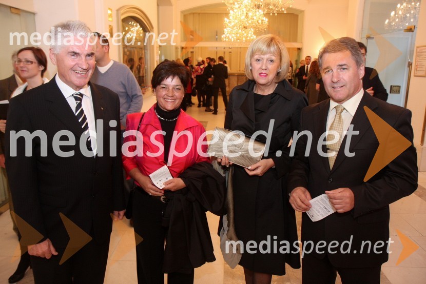 Ludvik Toplak, nekdanji rektor mariborske univerze, Marija Ribič, Edita Benko Toplak in Janez Ribič, župan občine DuplekTosca, premiera opere v SNG Maribor