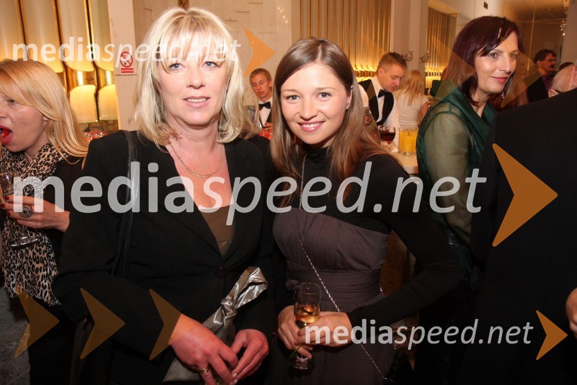 Tatjana Mileta, direktorica GIZ-a in mestna svetnica MOM-a in Alenka Šurlan, vodja promocije in odnosov z javnostjo v agenciji Collegium Mondial TravelTosca, premiera opere v SNG Maribor