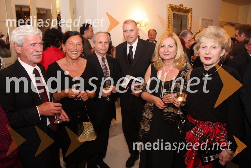 Prof. Dunja Bezjak, članica ženskega društva S.I.L.A. in njen soprog Branko Bezjak, Milan Predan - Pipi, nekdanji direktor ČZP Večer, Aleksander Malahovsky, Darka Zvonar Predan, novinarka in Jasmin Petan Malahovsky, hčerka Žarka Petana in predsednica Društva slovensko-škotskega prijateljstva ter soprog Aleksander MalahovskyTosca, premiera opere v SNG Maribor