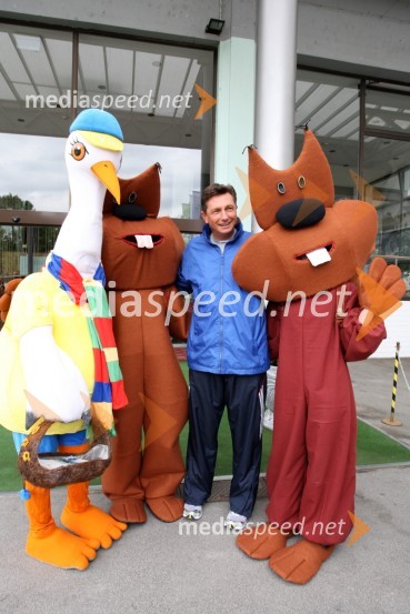 Borut Pahor, predsednik vlade Republike Slovenije in maskote30. maraton Treh src