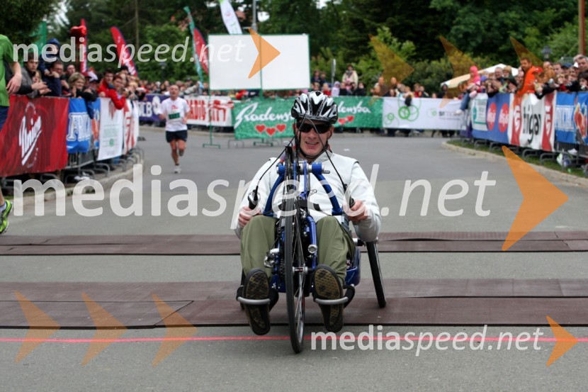 Matej Lednik, zmagovalec na 21 km v kategoriji paraplegiki30. maraton Treh src