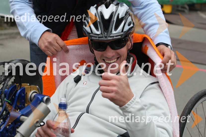 Matej Lednik, zmagovalec na 21 km v kategoriji paraplegiki30. maraton Treh src