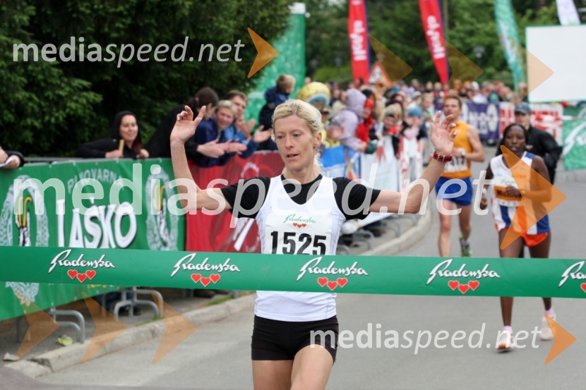 Aleksandra Fortin, zmagovalka v kategoriji polmaratonke30. maraton Treh src