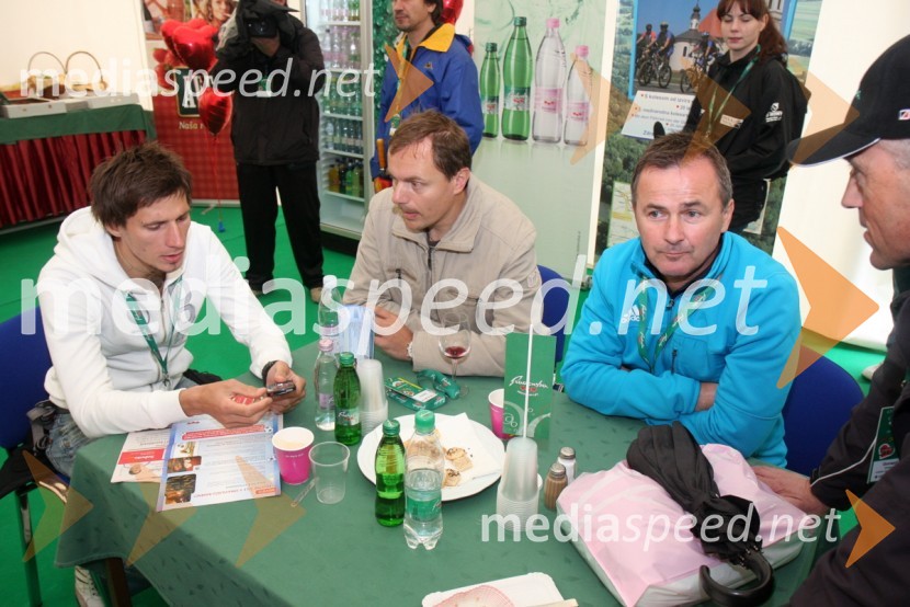 Robert Kranjec, smučarski skakalec, Ivan Hudač, trener Petre Majdič in Primož Ulaga, poslovni direktor nordijskih disciplin30. maraton Treh src