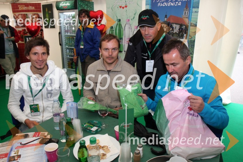 Robert Kranjec, smučarski skakalec, Ivan Hudač, trener Petre Majdič, ... in Primož Ulaga, poslovni direktor nordijskih disciplin30. maraton Treh src