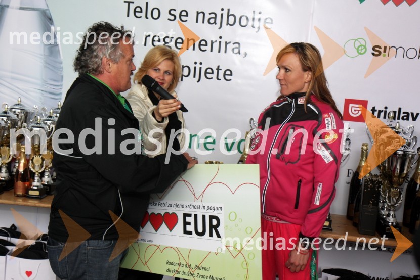 Zvonko Murgelj, direktor podjetja Radenska d.d., Norma Bale, povezovalka prireditve in Petra Majdič, tekačica na smučeh30. maraton Treh src