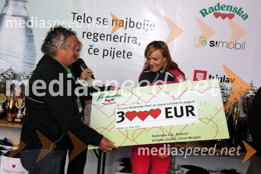 Zvonko Murgelj, direktor podjetja Radenska d.d. in Petra Majdič, tekačica na smučeh30. maraton Treh src