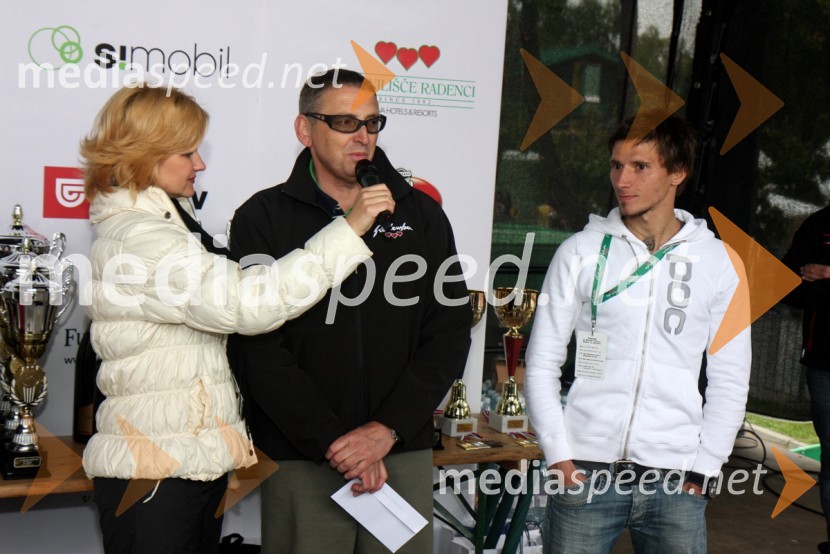 Norma Bale, povezovalka prireditve, Milan Hojnik, direktor marketinga Radenske in Robert Kranjec, smučarski skakalec30. maraton Treh src