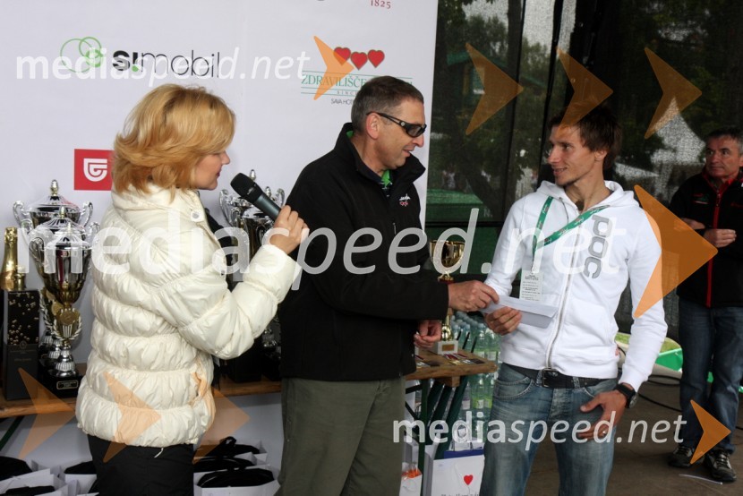 Norma Bale, povezovalka prireditve, ... in Robert Kranjec, smučarski skakalec30. maraton Treh src