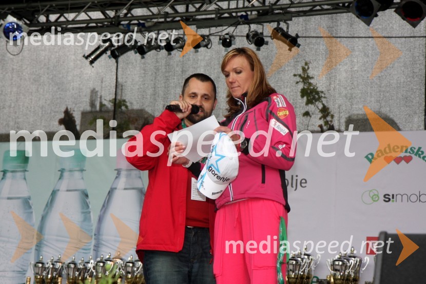 Dejan Vedlin, moderator Radia City ter povezovalec dogodkov in Petra Majdič, tekačica na smučeh30. maraton Treh src