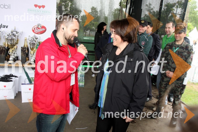 Dejan Vedlin, moderator Radia City ter povezovalec dogodkov in Ljubica Jelušič, ministrica za obrambo30. maraton Treh src