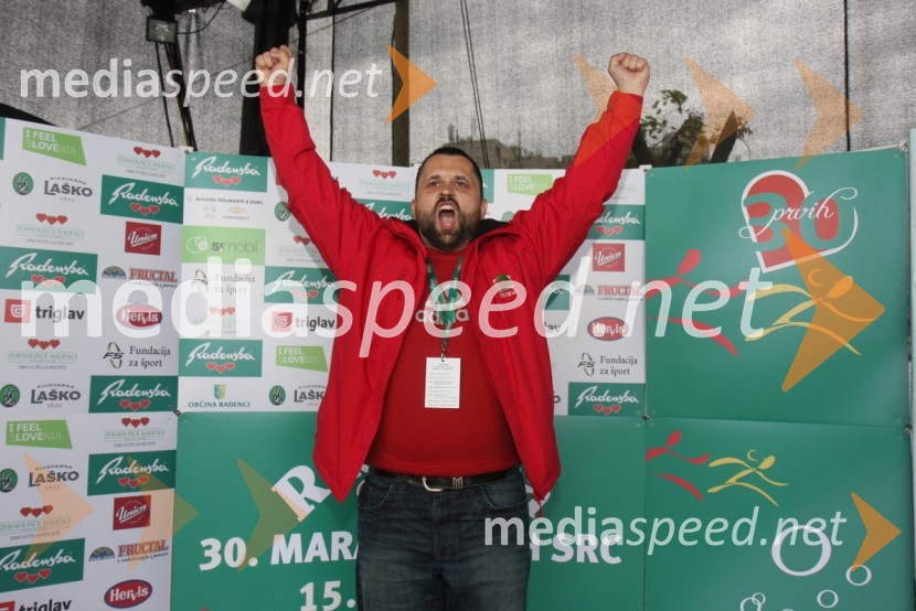 Dejan Vedlin, moderator Radia City ter povezovalec dogodka30. maraton Treh src