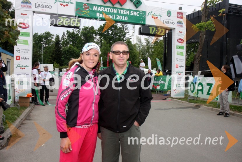 Petra Majdič, tekačica na smučeh in Milan Hojnik, direktor marketinga Radenske30. maraton Treh src