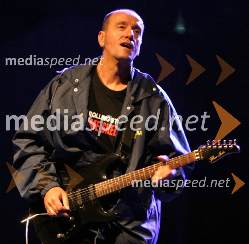 Vlatko Stefanovski, kitarist, je bil zvezda glavnega odra na otvoritveni večerXII. Festival Lent 2004
