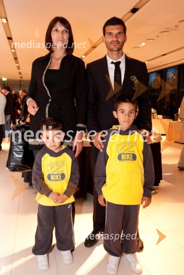 Aleksander Radosavljevič, nogometaš z družinoPredstavitev slovenske nogometne reprezentance