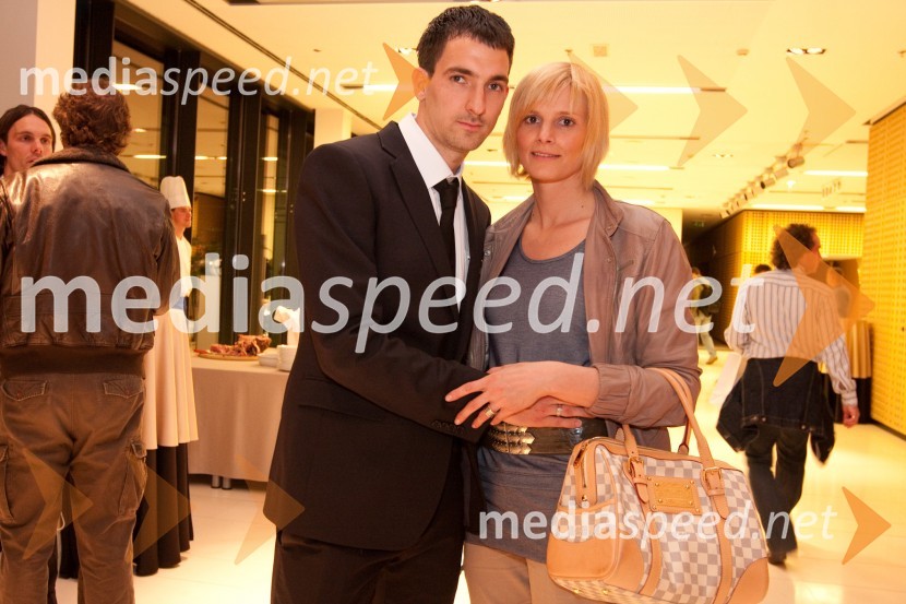 Branko Ilič, nogometaš s spremljevalkoPredstavitev slovenske nogometne reprezentance