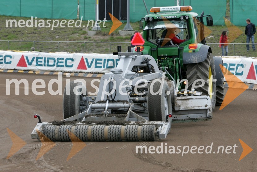 Švedski traktor pri urejanju stezeSPEEDWAY GRAND PRIX, VN Švedske 2006, trening