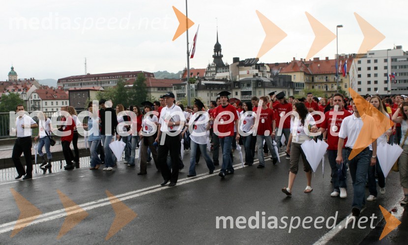 Maturantje med paradoMaturantska parada 2006, Maribor