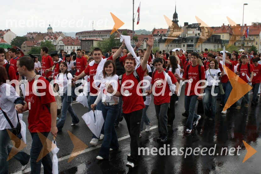 Maturantje med paradoMaturantska parada 2006, Maribor