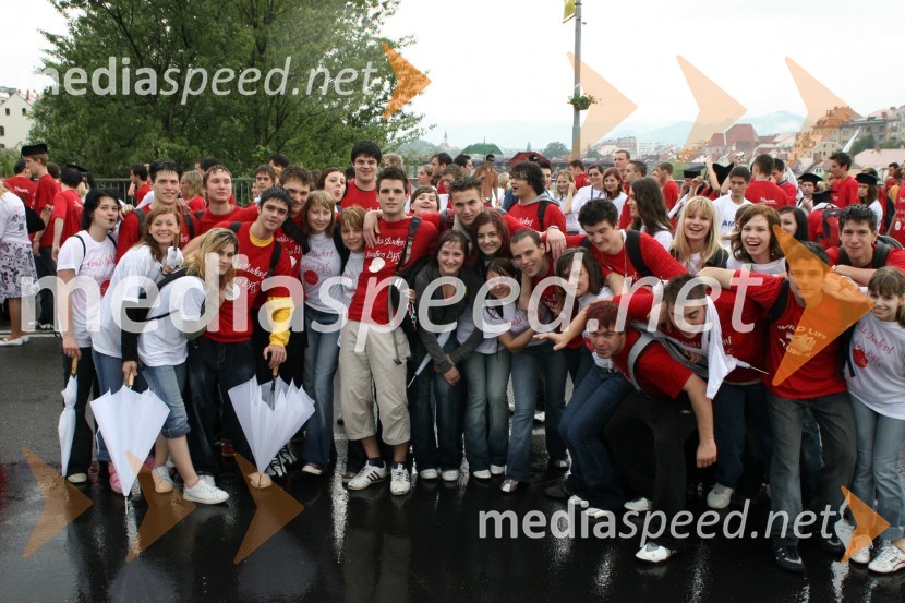 Dobro razpoloženi maturantje med paradoMaturantska parada 2006, Maribor