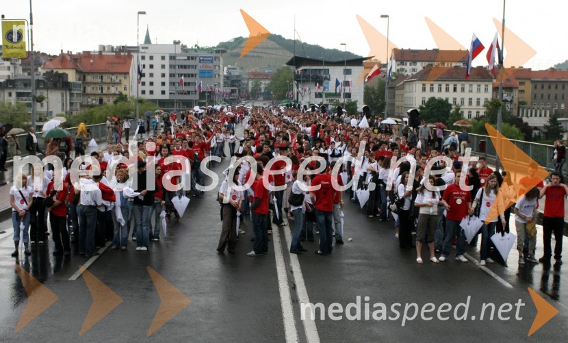 Maturantje med paradoMaturantska parada 2006, Maribor