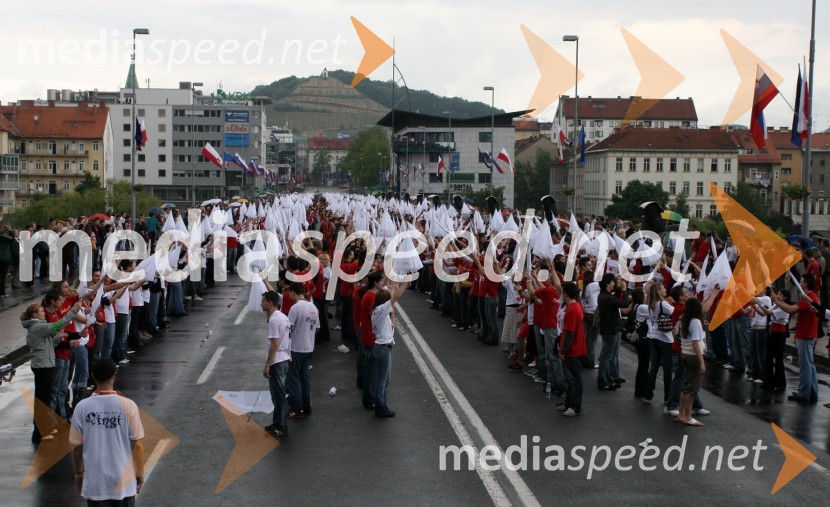 Maturantje med paradoMaturantska parada 2006, Maribor