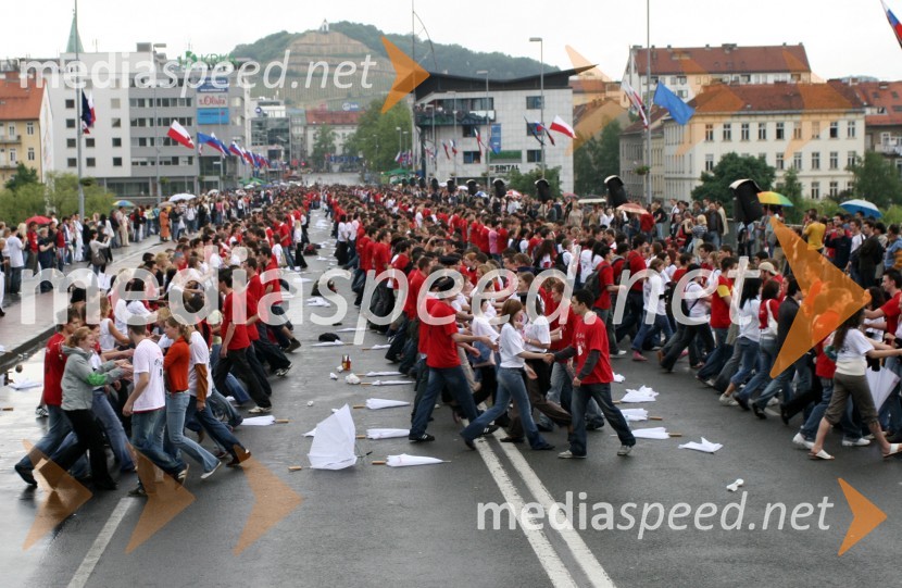 Maturantje med paradoMaturantska parada 2006, Maribor