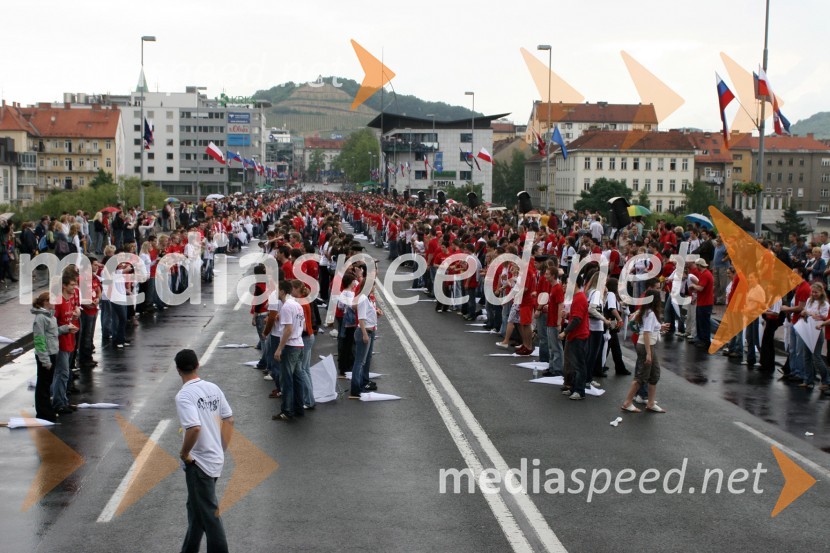 Maturantje med paradoMaturantska parada 2006, Maribor