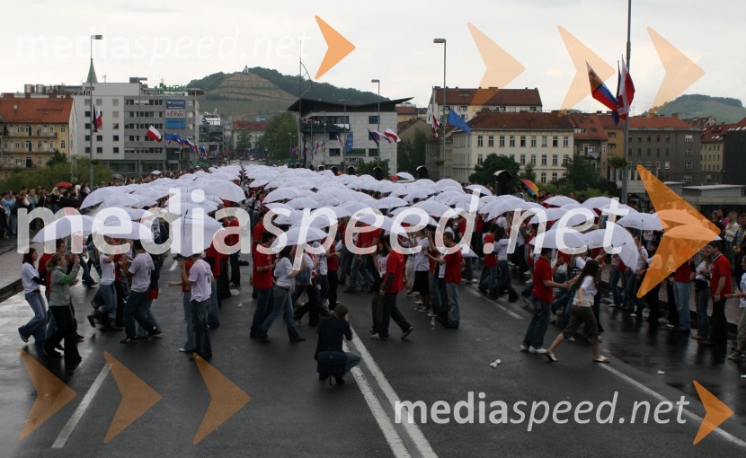 Maturantje med paradoMaturantska parada 2006, Maribor