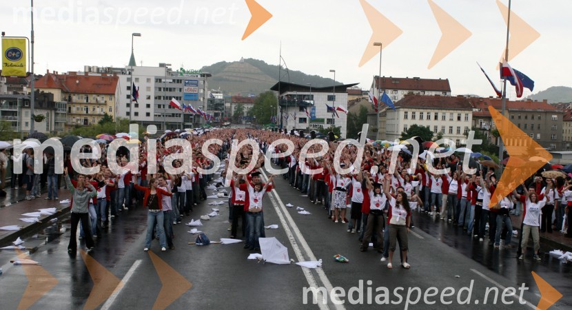 Maturantje med paradoMaturantska parada 2006, Maribor