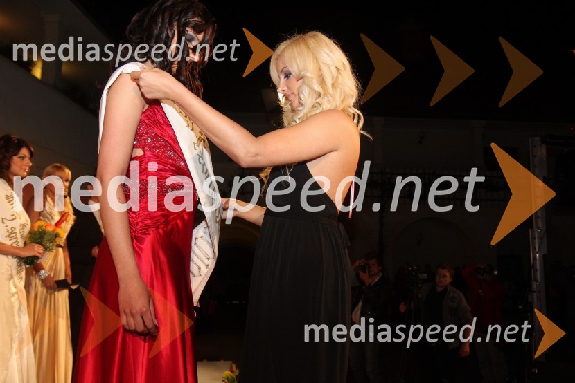 Sandra Skutnik, Miss Koroške 2010 in Duška Stanišič, manekenka, direktorica modne agencije Studio 2s in organizatorka prireditve Miss KoroškeMiss Koroške 2010 je postala Sandra Skutnik
