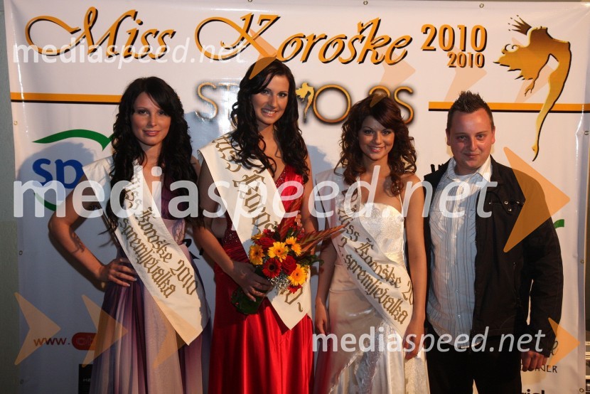Sandra Adam, prva spremljevalka Miss Koroške 2010, Sandra Skutnik, Miss Koroške 2010, Tanja Volič, druga spremljevalka Miss Koroške 2010 in Marko Stanišič, lastnik spletne trgovine obujem.si
Miss Koroške 2010 je postala Sandra Skutnik