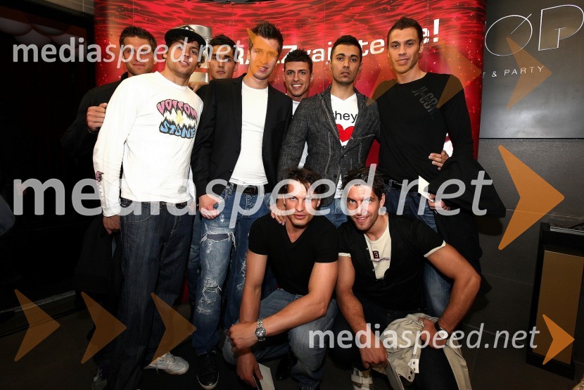 Zadnja vrsta: Gregor Repina, Senad Jahić, Uroš Kaućič, kandidati za Mistra Slovenije
Srednja vrsta: Jernej Kaloh, Dejan Rajbar, ..., Bojan Ilijanič, kandidati za Mistra Slovenije
Čepita: Marko Kolar in Jan Kovačič, kandidata za Mistra SlovenijeTop beach party s Playboyevimi zajčicami