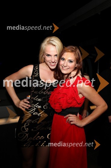 Nina Kohne, manekenka in Kristina Kurent, lepa soseda 2009Top beach party s Playboyevimi zajčicami