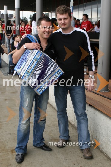 Fraj Toni, harmonikar in Blaž Maselj, klaviaturist skupine Atomik HarmonikMaturantska parada 2006, Maribor