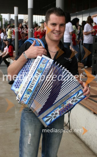 Fraj Toni, skupina Atomik HarmonikMaturantska parada 2006, Maribor