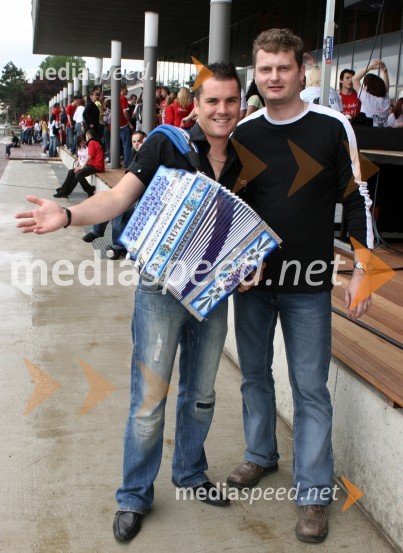 Fraj Toni, harmonikar in Blaž Maselj, klaviaturist skupine Atomik HarmonikMaturantska parada 2006, Maribor