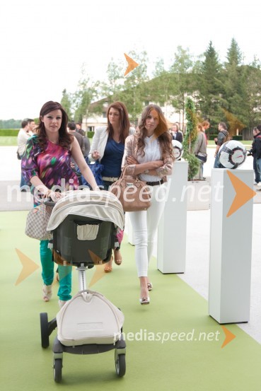 Soproge nogometašev z otrokiPredstavitev slovenske nogometne reprezentance