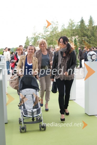 Soproge nogometašev z otrokiPredstavitev slovenske nogometne reprezentance