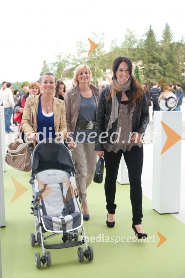 Soproge nogometašev z otrokiPredstavitev slovenske nogometne reprezentance