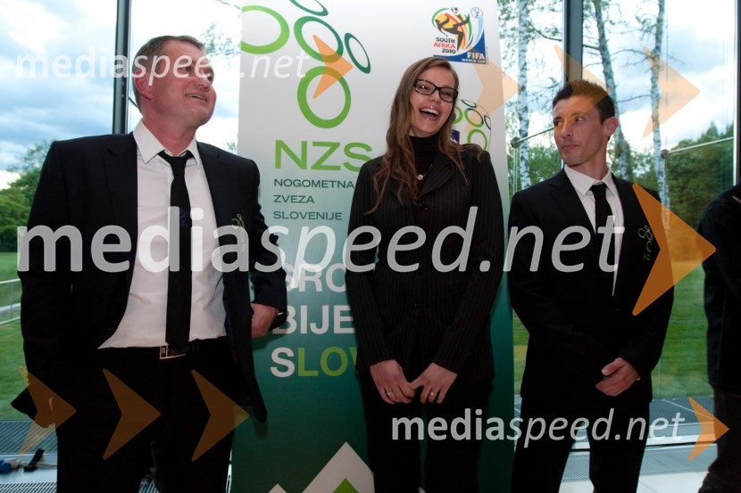 Matjaž Kek, selektor Slovenske nogometne reprezentance, Tina Petelin, Miss Slovenije 2009 in Robert Koren, nogometašPredstavitev slovenske nogometne reprezentance