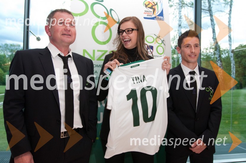 	Matjaž Kek, selektor Slovenske nogometne reprezentance, Tina Petelin, Miss Slovenije 2009 in Robert Koren, nogometašPredstavitev slovenske nogometne reprezentance