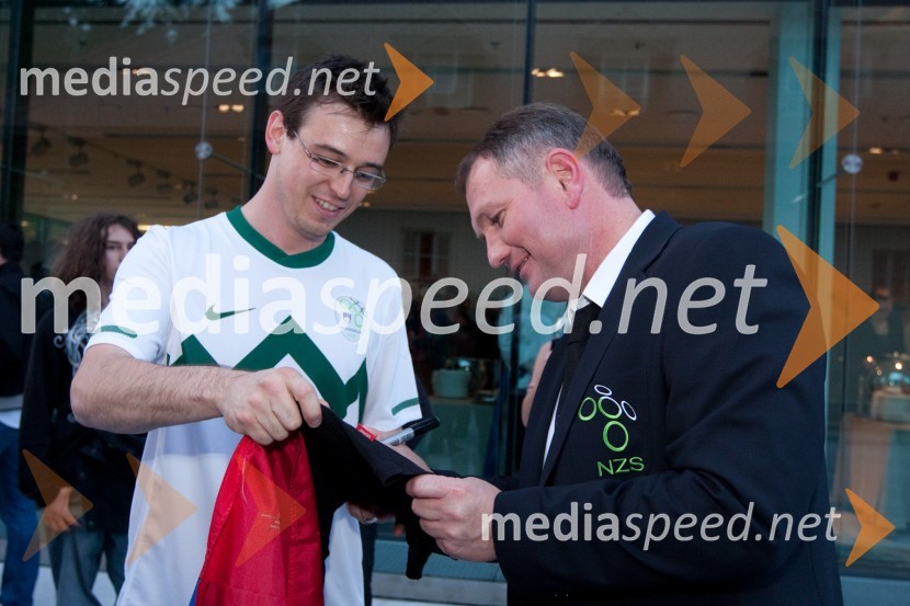 ... in Matjaž Kek, selektor Slovenske nogometne reprezentancePredstavitev slovenske nogometne reprezentance