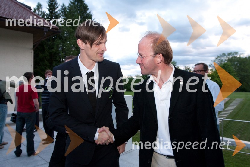 Milivoje Novakovič, nogometaš in Andrew Page, veleposlanik Anglije v SlovenijiPredstavitev slovenske nogometne reprezentance